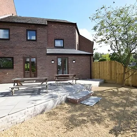 Vakantiehuis Space For 9 With Riverside Views