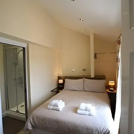 Space For 9 With Riverside Views *