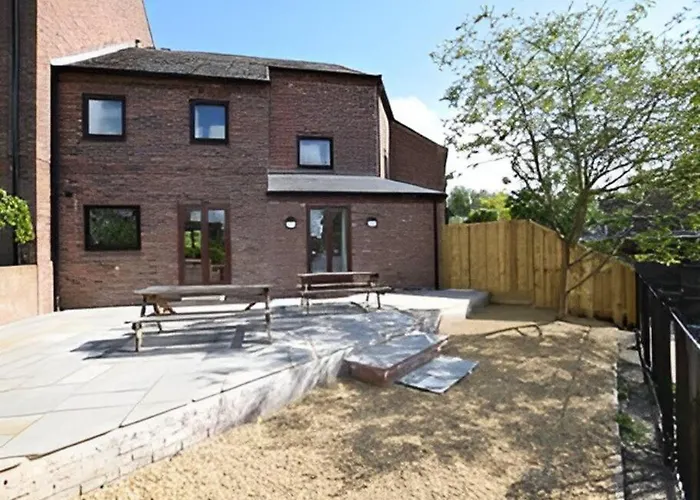 Дом отдыха Space For 9 With Riverside Views